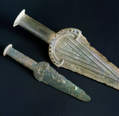 Őstörténet, etruszk civilizáció: bronz tőr a nekropoliszból, San Giovenale (Viterbo), Lazio. Bronzkor. Kr.e. 17. század. Róma, Luigi Pigorini Nemzeti Őskori Néprajzi Múzeum alkotó: Prehistoric Prehistoric