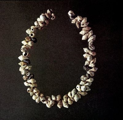 Őstörténet, kőkorszak: kagyló nyaklánc a Polesine-i barlangból, Venetie. Átlagos neolitikum. Róma, Luigi Pigorini Nemzeti Őskori Néprajzi Múzeum alkotó: Prehistoric Prehistoric
