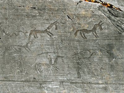 Őstörténet, a camunnik civilizációja, sziklaművészet: egy vadászjelenet sírsziklája, egy vadász lándzsát von. A neolitikum és a bronzkor közötti időszak. Capo di Ponte, Naquane Rock Carvings Nemzeti Park, Valcamonica, Val Camonica, Ital alkotó: Prehistoric Prehistoric
