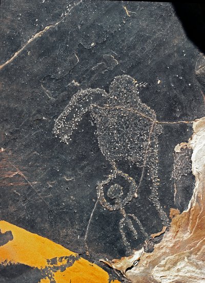 Őstörténet, sziklaművészet: emberi alak sírkősziklája. Kőkorszak Kr.e. 5000-2000. Taghit, Haut plateau du Hoggar (Ahaggar), Algéria alkotó: Prehistoric Prehistoric