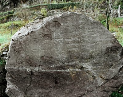 Őstörténet, sziklaművészet: szarvas, szarvasmarha és tőr ábrázolású sírkő. Rézkor. Eneolitikum időszak (kalkolit). Roche sz. 1. Cemmo (Brescia) Cemmo sziklái Nemzeti Régészeti Park, Olaszország alkotó: Prehistoric Prehistoric