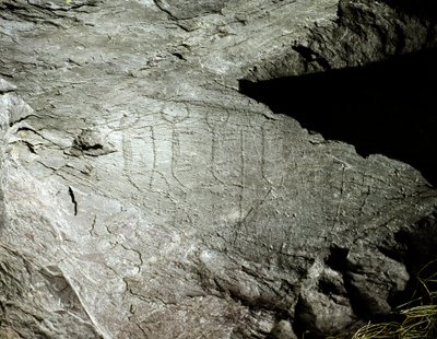 Őstörténet, sziklaművészet: két pár szekeret húzó ökör súlyos sziklaábrázolása. Rézkor. Eneolitikum időszak (kalkolit). Roche n. 2. Cemmo (Brescia) Parco archeologico nazionale dei Massi di Cemmo, Olaszország alkotó: Prehistoric Prehistoric