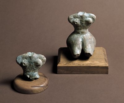 Őstörténet: a középső neolitikumból származó kis bálvány (balra). Újjáépítés a jobb oldalon. A Caverna Delle Arene-ból Candide-ban (Liguria). Pegli, Museo Villa Pallavicini alkotó: Prehistoric Prehistoric