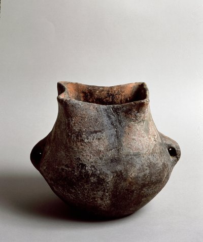 Őstörténet: terrakotta váza négyzet alakú neolitikus korszakból a Caverna Delle Arene-ból, Candide-ból (Liguria). Pegli, Villa Pallavicini Múzeum alkotó: Prehistoric Prehistoric