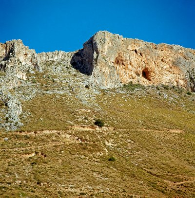 Őstörténet: Monte Palmeto krétája a paleolitikumból származó barlanggal. Monte Palmeto, Palermo (Palermo), Olaszország alkotó: Prehistoric Prehistoric