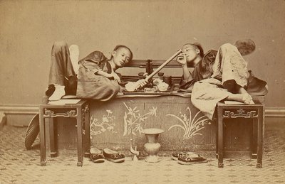 [Ópiumdohányosok], 1870-es évek. alkotó: Pun Lun