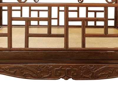 Részlet egy Huanghuali hatoszlopos baldachinos ágyról, Jiazichuang Qing-dinasztia (fa) (lásd még: 469034) alkotó: Qing Dynasty Chinese School