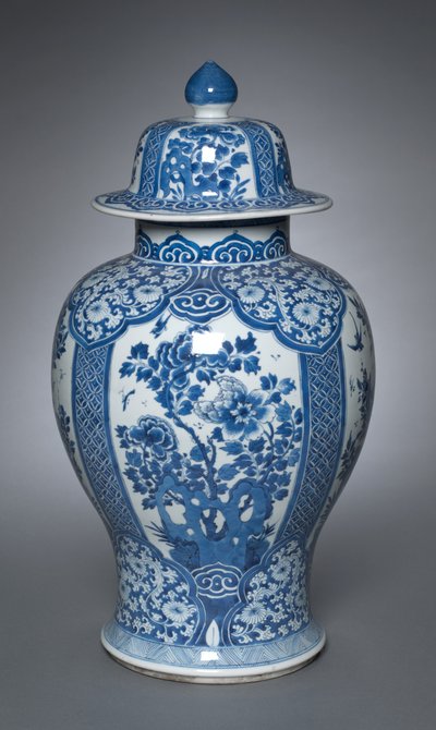 Váza fedővel alkotó: Qing Dynasty Chinese School