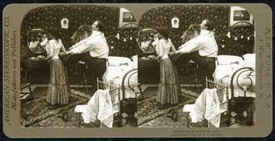 Az American Stereoscopic Company által kiadott sztereoszkópikus kártya, amely egy nőt ábrázol, akit fűzőbe fűznek alkotó: R.Y Young