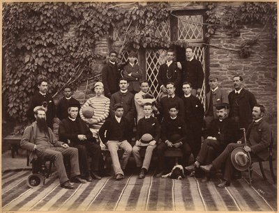 A shimlai Bishop Cotton School felsőbb osztályainak tanulói és tanárai (hátoldal) alkotó: Raja Deen Dayal