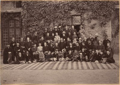 Középiskolai tanulók és személyzet, Bishop Cotton School, Simla (hátoldal) alkotó: Raja Deen Dayal
