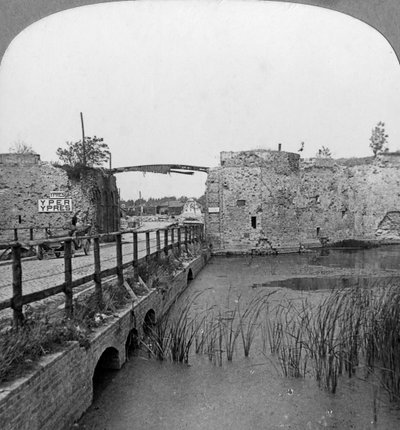 14. századi sáncok és Lille-kapu, Ypres, Belgium, I. világháború, c1914-c1918. alkotó: Realistic Travels Publishers