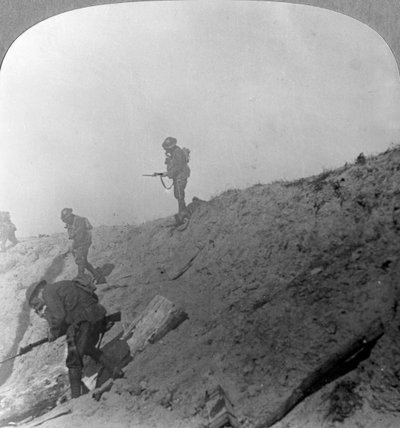 Brit csapatok gázon keresztül előrenyomulva, Passchendaele, Ypres, Belgium, I. világháború, 1914-c1918 alkotó: Realistic Travels Publishers