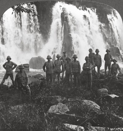 Brit csapatok felfrissülnek egy vízesésnél, Afrika, I. világháború, c1914-c1918 alkotó: Realistic Travels Publishers