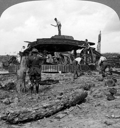 Mérnökök egy megsemmisült tank eltávolítása az útról, I. világháború, 1917-1918. alkotó: Realistic Travels Publishers