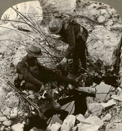 Vizet adni egy sebesült barátnak, Hooge, Ypres, Belgium, I. világháború, 1914-1918. alkotó: Realistic Travels Publishers