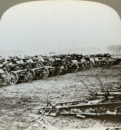 Több száz német fegyvert fogtak el a franciaországi Couralette-ben, a somme-i csata, I. világháború, 1916 alkotó: Realistic Travels Publishers