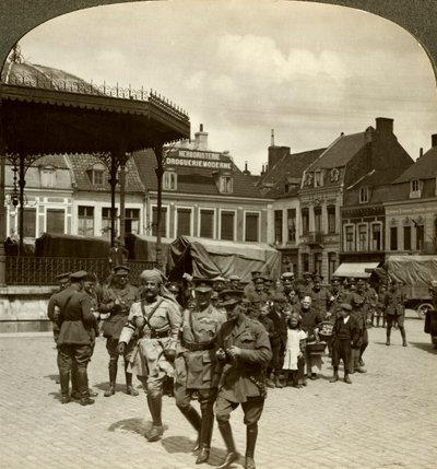 Sir James Willcocks Nanten tábornokkal, Market Square, Merville, Franciaország, I. világháború, 1914-1915. alkotó: Realistic Travels Publishers