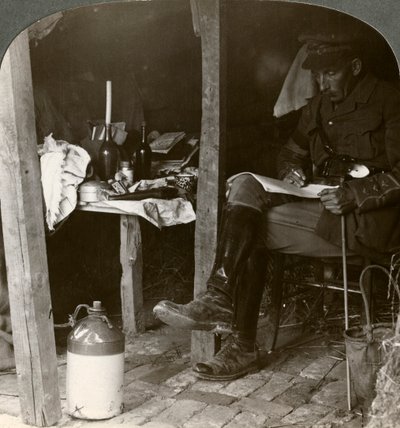 Törzstiszt egy ásóban, aki részleteket tanulmányoz egy offenzíva előtt, I. világháború, 1914-1918 alkotó: Realistic Travels Publishers