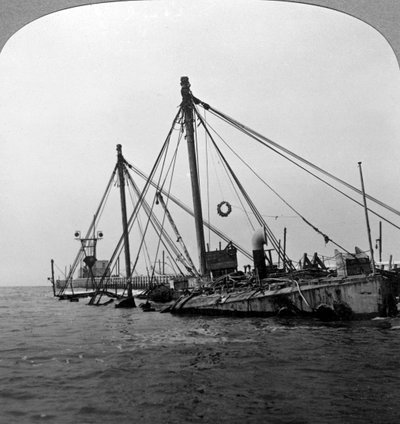 Elsüllyedt HMS Vindictive hadihajó, Oostende, Belgium, I. világháború, 1918. alkotó: Realistic Travels Publishers