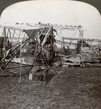 Egy német bombázó roncsa, amely megpróbálta áttörni a légvédelmet, I. világháború, 1914-1918. alkotó: Realistic Travels Publishers
