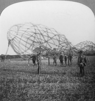A Zeppelint az essexi Colchester közelében lőtték le, 1916-ban az első világháborúban alkotó: Realistic Travels Publishers