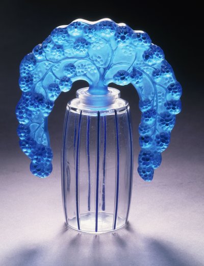 Bouchons Mures No. 495, 1920 körül (átlátszó és kék zománcozott üveg) alkotó: Rene Jules Lalique