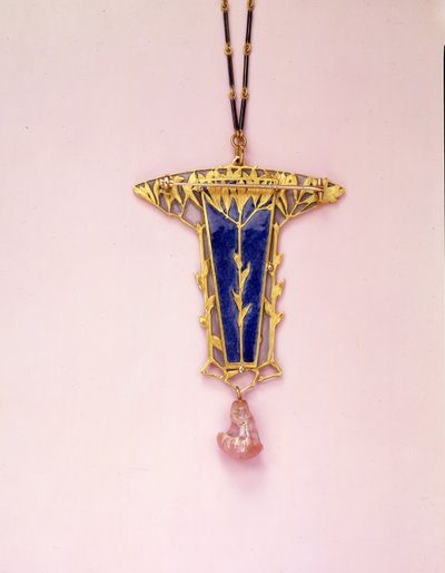 Medál bross és lánc (zománc, elefántcsont, arany és gyöngy) alkotó: Rene Jules Lalique