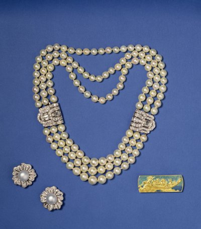 Gyöngyékszerek választéka: háromsoros gyöngy nyaklánc gyémánt klipekkel; bouton alakú Southsea tenyésztett gyöngy fülbevaló; arany és zománc bross, Lalique, 1900 körül (gyöngy) alkotó: Rene Jules Lalique