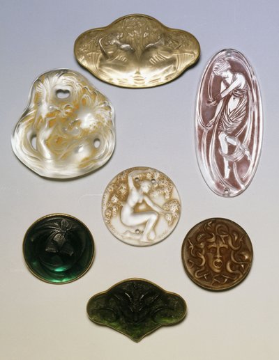 Különféle üveg brossok, pecsétek és medálok alkotó: Rene Jules Lalique