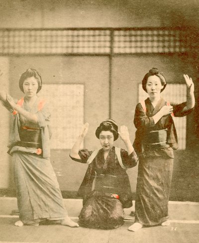 Lányok táncolnak 1896 körül (fotó) alkotó: Renjo Shimooka