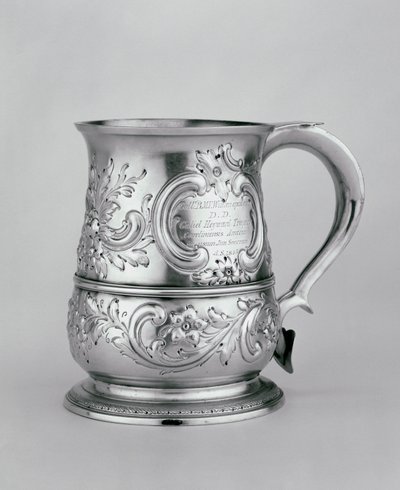 Fogantyús bögre, 1740-41, hajszolt és vésett 1845 körül (ezüst) alkotó: Richard and Cooke, Thomas Gurney