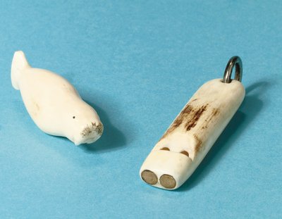 A rozmár és a síp modellje alkotó: Roald Engelbergt Gravning Amundsen
