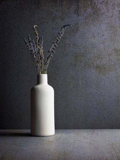 Minimalista levendulás csendélet alkotó: Rob Ryan