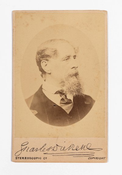 Charles Dickens carte de visite Dickens aláírásával alkotó: Robert Hindry Mason