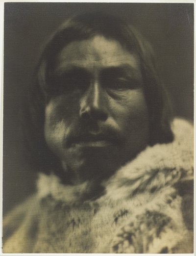 Tookoo (A szarvas). A Sikoslingmint eszkimók Déli-Baffin-sziget vezetője alkotó: Robert Joseph Flaherty