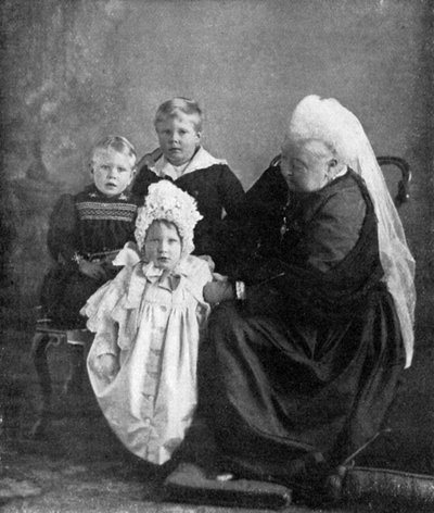 Viktória királynő York hercegének és hercegnőjének gyermekeivel, 1901. alkotó: Robert Milne