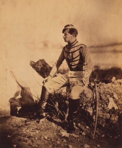 Thomas kapitány, Pierre Bosquet tábornok helyettese, ülő egészalakos portré karddal egyenruhában, Krími háború, Krím, Ukrajna alkotó: Roger Fenton