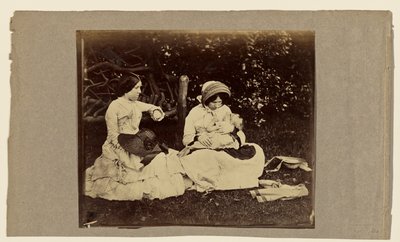 [Alvó gyermek két füvön ülő nővel] alkotó: Roger Fenton