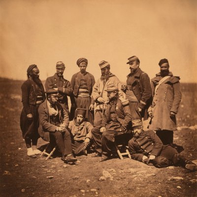 Cisse francia tábornok és tisztek és katonák csoportja, Portré különböző stílusú egyenruhákban; egy Zouave áll a bal oldalon, Krími háború, Krím, Ukrajna alkotó: Roger Fenton