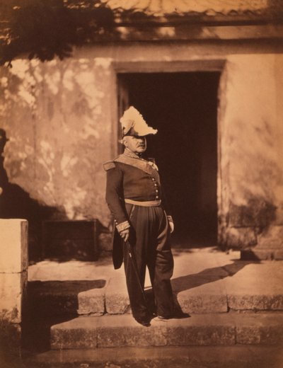 Francia Marechal Pelissier, egészalakos portré egyenruhában és kalapban, épület előtt áll, Krími háború, Krím, Ukrajna alkotó: Roger Fenton