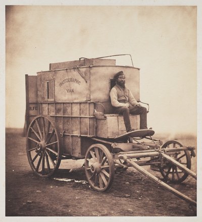 A fényképész kocsija Marcus Sparlinggel a Krímben alkotó: Roger Fenton