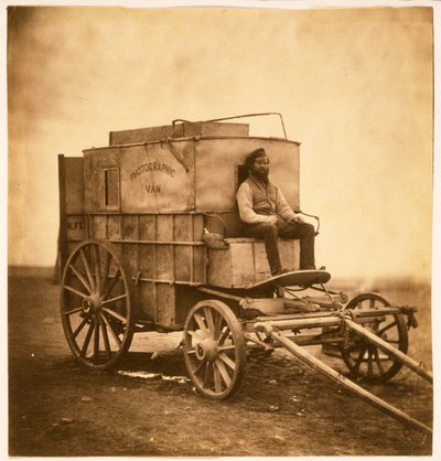 A fotósok furgonja Marcus Sparlinggal a Krím-félszigeten, 1855 (sólenyomat) alkotó: Roger Fenton