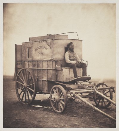 A fotós furgonja Marcus Sparlinggal a Krím-félszigeten, 1855 alkotó: Roger Fenton