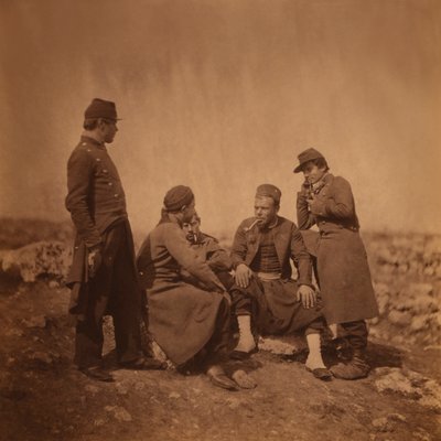Két francia katona három Zouave katona mellett ül és dohányzik, Krími háború, Krím, Ukrajna alkotó: Roger Fenton