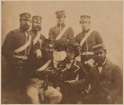 Két tiszt és négy férfi kantinárral, Krím, 1855 alkotó: Roger Fenton
