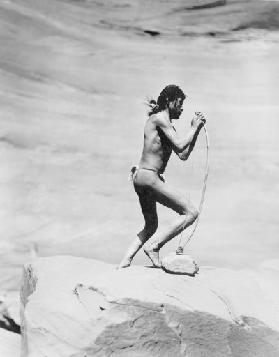 Navajo indián az íjat fűzi, 1913 körül (f/w fotó) alkotó: Roland W. Reed