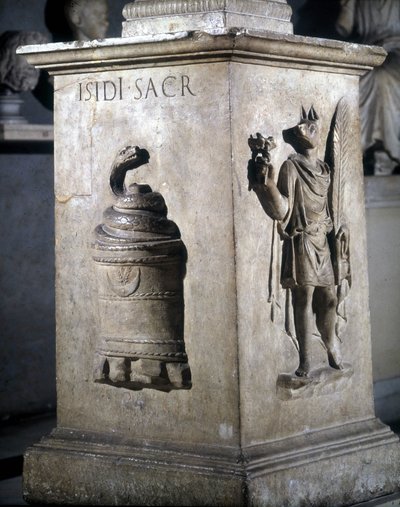 Ízisznek szentelt oltár. Balra: misztikus kő kígyóval, jobbra: Anubis-Hermès. A kígyóra az „Iside Sacr” szavakat vésték. 2. század. Musei Capitolini, Róma. alkotó: Roman