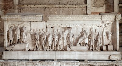 Traianus (vagy több) anaglifa Traianus (Traianus vagy Traiano) császár tényeit követve (117-120): a császár jótékonysági jelenete szegény gyerekek és árvák számára. Dombornyomott márvány harisnya. Homályos. 521x16 cm Róma, Foro Romano (római fórum), Curia alkotó: Roman