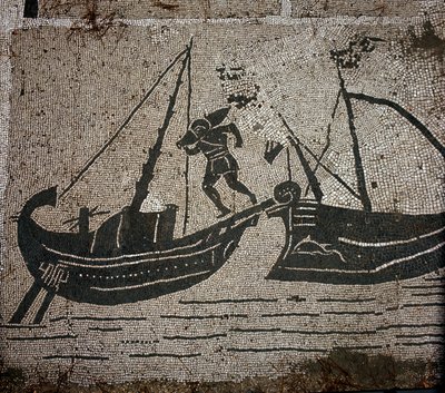 Ősi Ostia (Ostia). Place des Corporations. A Sabratha Seafarers Corporation mozaikja. Áruk rakodása hajóra. alkotó: Roman